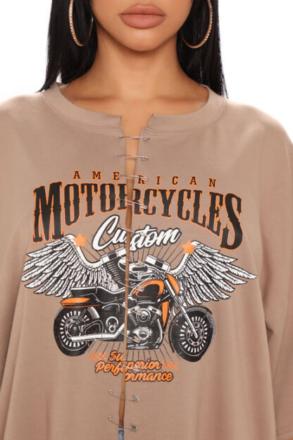 Camiseta Vintage Oversize con Detalle de Broche - Image 5