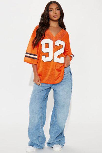 Camiseta deportiva oversized con estampado y detalles de encaje - Image 2