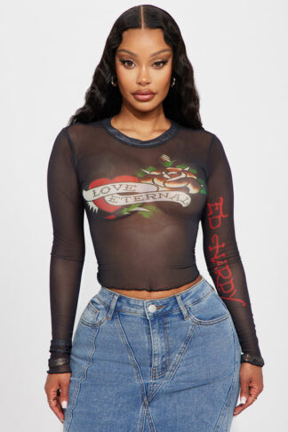 Top de malla con diseño gráfico y manga larga