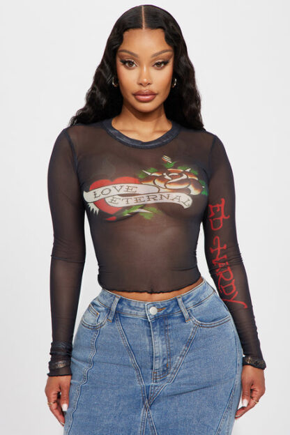 Top de malla con diseño gráfico y manga larga